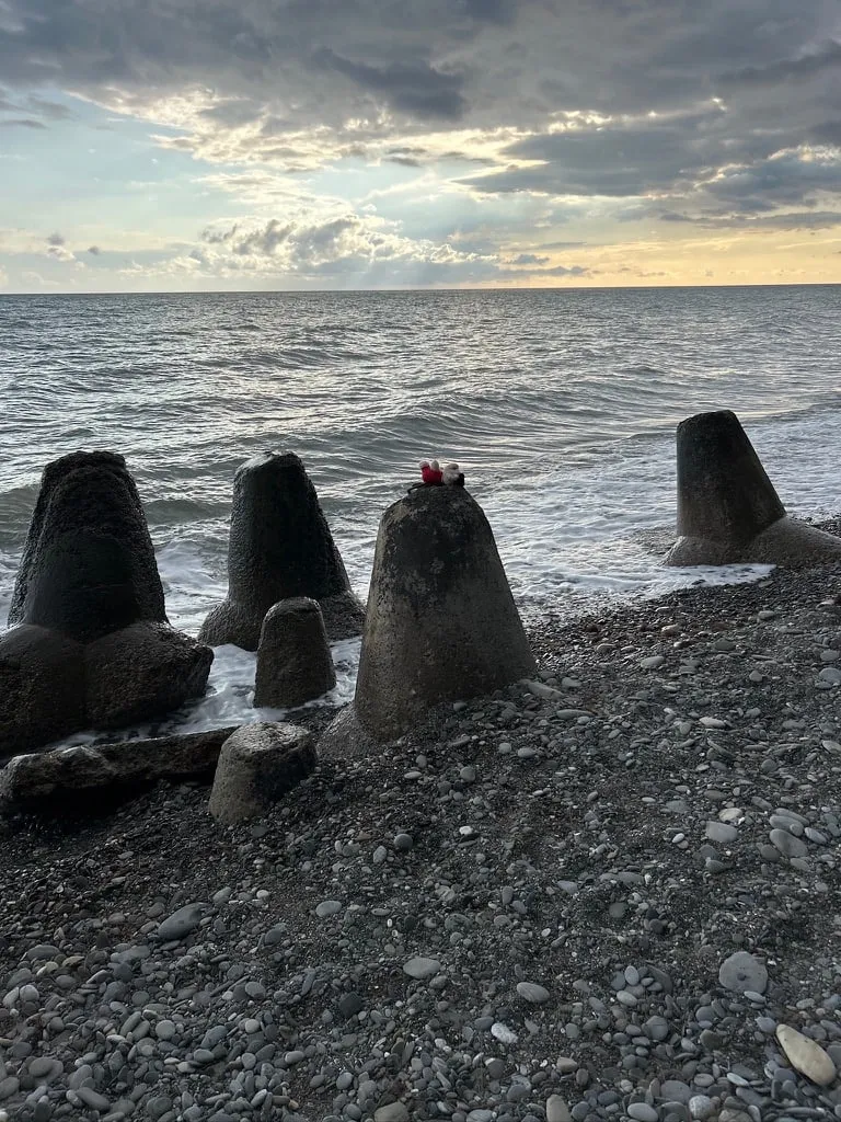 Волнорезы на галечном пляже, море